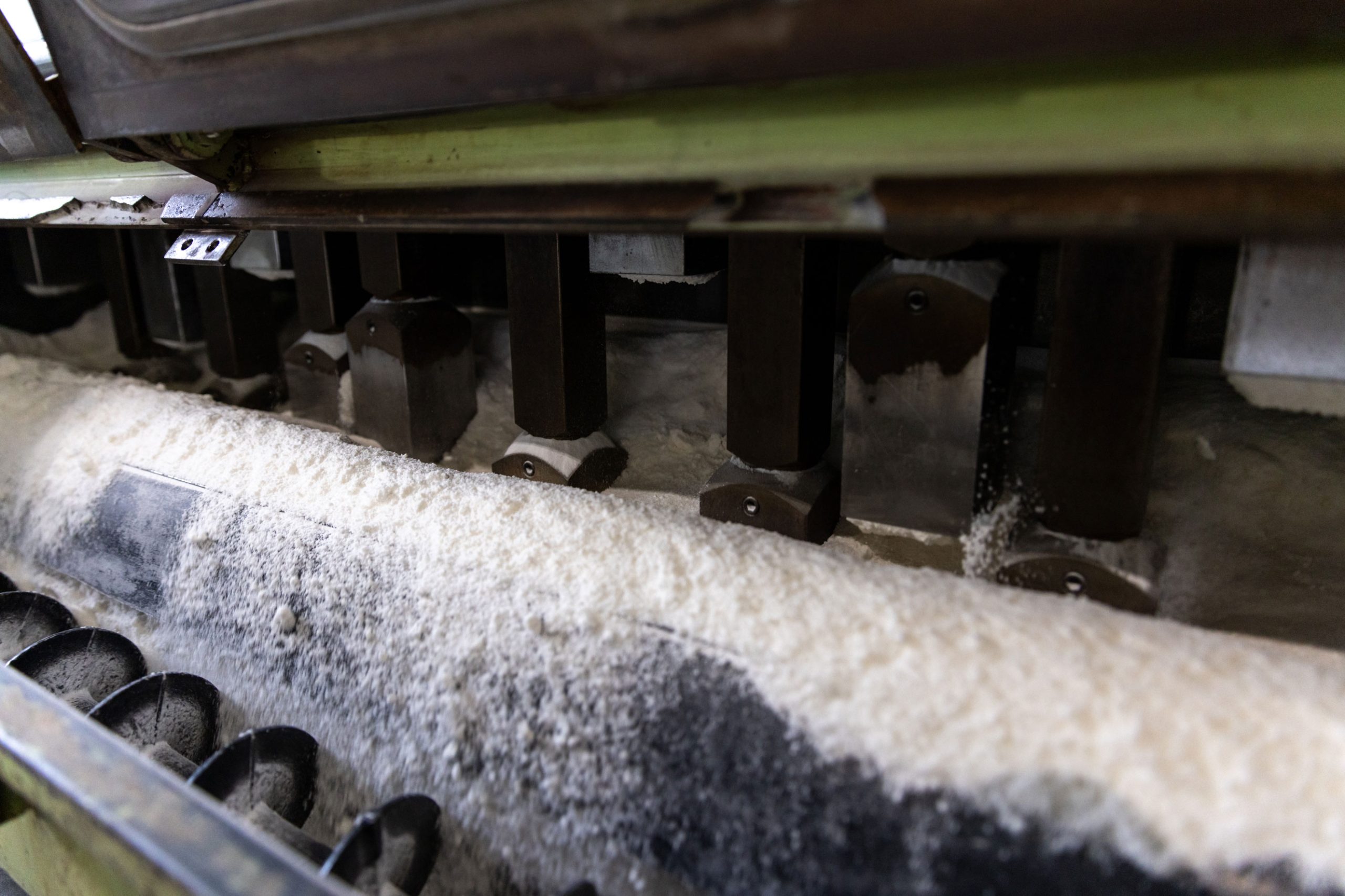 お米のおいしさを損なわない伝統的な粉砕方法「胴搗粉砕」